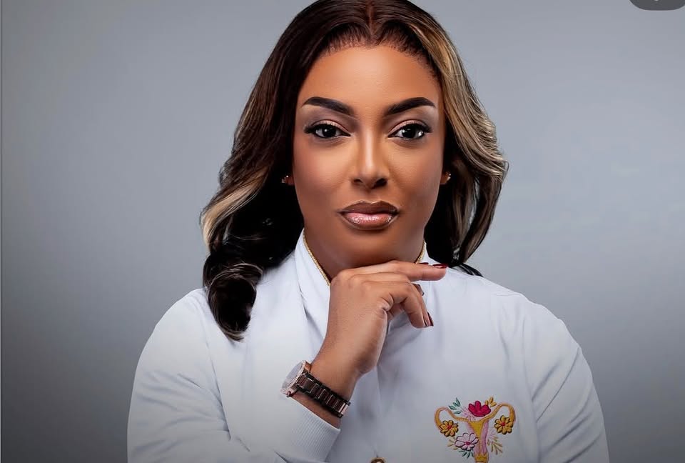 Nádia Costa aborda sobre a influência da saúde hormonal da mulher no crescimento e na saúde capilar